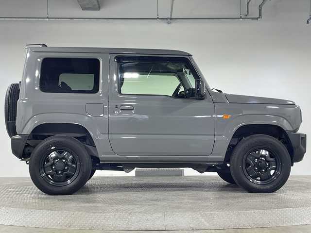 スズキ ジムニー XL 神奈川県 2023(令5)年 1.7万km ミディアムグレー 4WD/ターボ/純正ディスプレイオーディオ【PVH-9300DVSZS】/CD DVD　Bluetooth　USB　iPod　AUX　AVIN　AM FM/バックカメラ/セーフティサポート/デュアルセンサーブレーキサポート/誤発進抑制機能/車線逸脱警報機能/ふらつき警報/先行車発進お知らせ機能/ハイビームアシスト/アイドリングストップ/ダウンヒルアシストコントロール/前席シートヒーター/ビルトインETC/社外前後ドライブレコーダー/プッシュスタート/スマートキー/純正16インチスチールホイール/背面タイヤ/フロントフォグランプ/取説　保証書　スペアキー