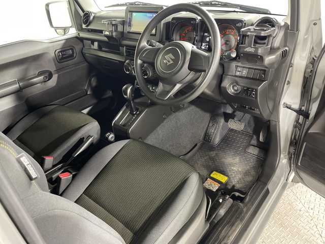 スズキ ジムニー XL 神奈川県 2023(令5)年 1.7万km ミディアムグレー 4WD/ターボ/純正ディスプレイオーディオ【PVH-9300DVSZS】/CD DVD　Bluetooth　USB　iPod　AUX　AVIN　AM FM/バックカメラ/セーフティサポート/デュアルセンサーブレーキサポート/誤発進抑制機能/車線逸脱警報機能/ふらつき警報/先行車発進お知らせ機能/ハイビームアシスト/アイドリングストップ/ダウンヒルアシストコントロール/前席シートヒーター/ビルトインETC/社外前後ドライブレコーダー/プッシュスタート/スマートキー/純正16インチスチールホイール/背面タイヤ/フロントフォグランプ/取説　保証書　スペアキー
