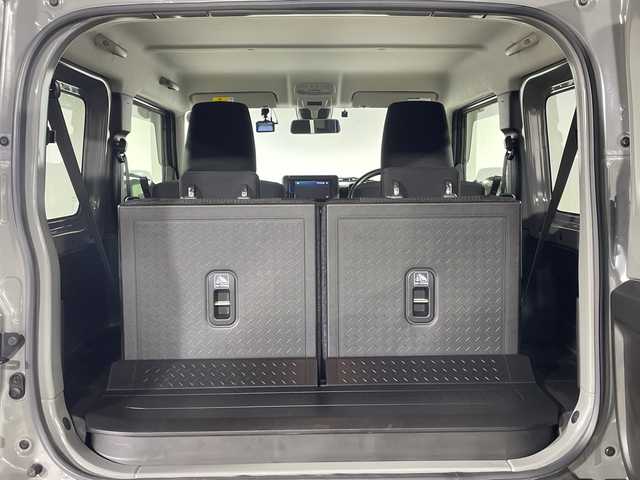 スズキ ジムニー XL 神奈川県 2023(令5)年 1.7万km ミディアムグレー 4WD/ターボ/純正ディスプレイオーディオ【PVH-9300DVSZS】/CD DVD　Bluetooth　USB　iPod　AUX　AVIN　AM FM/バックカメラ/セーフティサポート/デュアルセンサーブレーキサポート/誤発進抑制機能/車線逸脱警報機能/ふらつき警報/先行車発進お知らせ機能/ハイビームアシスト/アイドリングストップ/ダウンヒルアシストコントロール/前席シートヒーター/ビルトインETC/社外前後ドライブレコーダー/プッシュスタート/スマートキー/純正16インチスチールホイール/背面タイヤ/フロントフォグランプ/取説　保証書　スペアキー