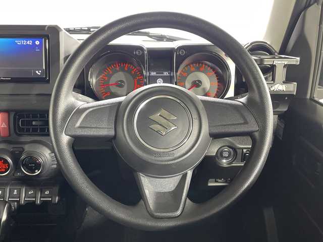 スズキ ジムニー XL 神奈川県 2023(令5)年 1.7万km ミディアムグレー 4WD/ターボ/純正ディスプレイオーディオ【PVH-9300DVSZS】/CD DVD　Bluetooth　USB　iPod　AUX　AVIN　AM FM/バックカメラ/セーフティサポート/デュアルセンサーブレーキサポート/誤発進抑制機能/車線逸脱警報機能/ふらつき警報/先行車発進お知らせ機能/ハイビームアシスト/アイドリングストップ/ダウンヒルアシストコントロール/前席シートヒーター/ビルトインETC/社外前後ドライブレコーダー/プッシュスタート/スマートキー/純正16インチスチールホイール/背面タイヤ/フロントフォグランプ/取説　保証書　スペアキー