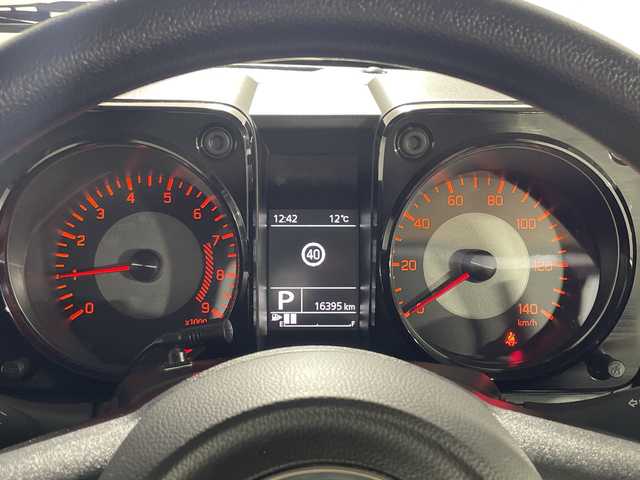 スズキ ジムニー XL 神奈川県 2023(令5)年 1.7万km ミディアムグレー 4WD/ターボ/純正ディスプレイオーディオ【PVH-9300DVSZS】/CD DVD　Bluetooth　USB　iPod　AUX　AVIN　AM FM/バックカメラ/セーフティサポート/デュアルセンサーブレーキサポート/誤発進抑制機能/車線逸脱警報機能/ふらつき警報/先行車発進お知らせ機能/ハイビームアシスト/アイドリングストップ/ダウンヒルアシストコントロール/前席シートヒーター/ビルトインETC/社外前後ドライブレコーダー/プッシュスタート/スマートキー/純正16インチスチールホイール/背面タイヤ/フロントフォグランプ/取説　保証書　スペアキー