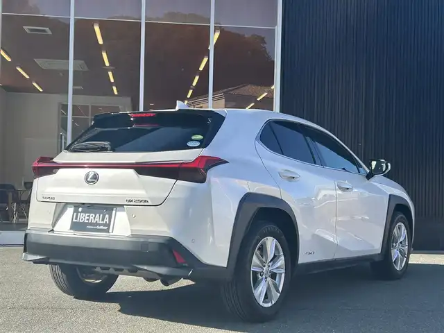 レクサス ＵＸ 250h バージョンC 福岡県 2019(平31)年 5.4万km ソニッククォーツ Ｌｅｘｕｓｓａｆｅｔｙｓｙｓｔｅｍ＋　/レーダークルーズコントロール/ブラインドスポットモニター/レーンキープアシスト/黒革シート/前席シートヒーター/ハンドルヒーター/純正ナビ　/全方位カメラ/フルセグTV/Bluetooth/LEDヘッドライト/オートハイビーム　/ドライブレコーダー　/純正１７インチアルミホイール/ETC/取扱説明書/保証書/スペアキー/カードキー