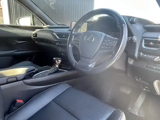 レクサス ＵＸ 250h バージョンC 福岡県 2019(平31)年 5.4万km ソニッククォーツ Ｌｅｘｕｓｓａｆｅｔｙｓｙｓｔｅｍ＋　/レーダークルーズコントロール/ブラインドスポットモニター/レーンキープアシスト/黒革シート/前席シートヒーター/ハンドルヒーター/純正ナビ　/全方位カメラ/フルセグTV/Bluetooth/LEDヘッドライト/オートハイビーム　/ドライブレコーダー　/純正１７インチアルミホイール/ETC/取扱説明書/保証書/スペアキー/カードキー