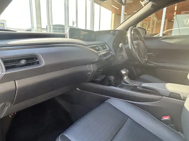レクサス ＵＸ 250h バージョンC 福岡県 2019(平31)年 5.4万km ソニッククォーツ Ｌｅｘｕｓｓａｆｅｔｙｓｙｓｔｅｍ＋　/レーダークルーズコントロール/ブラインドスポットモニター/レーンキープアシスト/黒革シート/前席シートヒーター/ハンドルヒーター/純正ナビ　/全方位カメラ/フルセグTV/Bluetooth/LEDヘッドライト/オートハイビーム　/ドライブレコーダー　/純正１７インチアルミホイール/ETC/取扱説明書/保証書/スペアキー/カードキー