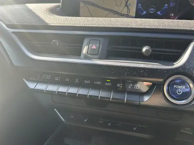 レクサス ＵＸ 250h バージョンC 福岡県 2019(平31)年 5.4万km ソニッククォーツ Ｌｅｘｕｓｓａｆｅｔｙｓｙｓｔｅｍ＋　/レーダークルーズコントロール/ブラインドスポットモニター/レーンキープアシスト/黒革シート/前席シートヒーター/ハンドルヒーター/純正ナビ　/全方位カメラ/フルセグTV/Bluetooth/LEDヘッドライト/オートハイビーム　/ドライブレコーダー　/純正１７インチアルミホイール/ETC/取扱説明書/保証書/スペアキー/カードキー