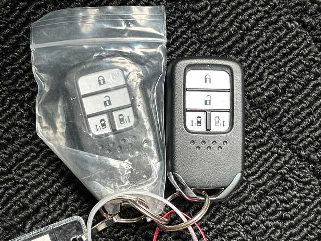 ホンダ フリード ハイブリット G ホンダセンシング 広島県 2020(令2)年 3.1万km プラチナホワイトパール 禁煙/ホンダセンシング/・衝突軽減ブレーキ/・LKAS/・アダプティブクルーズコントロール/・誤発進抑制制御/・標識認識機能/コーナーセンサー/純正8型ナビ（VXM-207VFi）/・フルセグ/CD/DVD/Bluetooth/SD/MusicRack/バックカメラ/オートライト/ステアリングスイッチ/LEDヘッドライト+アクティブコーナリングライト/オートリトラミラー/Cパッケージ/・ロールサンシェード/・シートヒーター（D/N）/・コンフォートビューパッケージ/・IRカット/UVカットガラス/・プラズマクラスターエアコン/Sパッケージ/・コンビシート＆専用インテリア/・15インチアルミホイール/・本革巻ステアリングホイール/・シートバックアッパーポケット/スマートキー/プッシュスタート/スペアキー/純正ドアバイザー/ETC