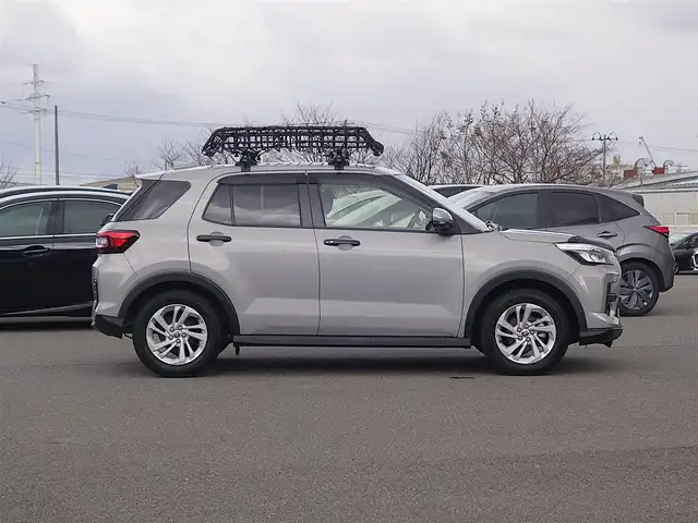 トヨタ ライズ G 山形県 2024(令6)年 0.8万km スムースグレーマイカメタリック 衝突軽減/ワンオーナー/ルーフキャリア/バグガード/Androidナビ/　　【BT フルセグ USB】/全周囲カメラ/LEDオートライト/純正16インチアルミホイール/ドライブレコーダー/コーナーセンサー/アイドリングストップ/ステアリングスイッチ/電動格納ウィンカーミラー/スマートキー/ETC/積込タイヤ/　　【195/65/R16 ノーマル ’24 社外アルミ】