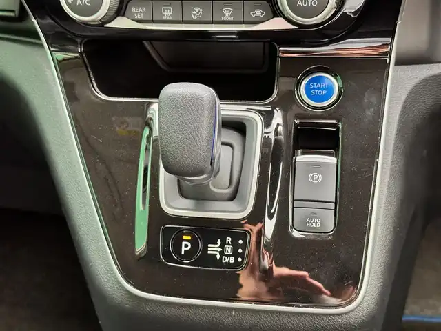 日産 セレナ e－パワー ハイウェイスター V 宮城県 2020(令2)年 5.3万km ブリリアントホワイトパール セーフティパックB/・プロパイロット/・SRSエアバッグ（サイド/カーテン）/・インテリジェントアラウンドビューモニター/・インテリジェントパーキングアシスト/・ふらつき警報/・電動パーキングブレーキ/・オートブレーキホールド/寒冷地仕様/・ヒーター付ドアミラー/・ステアリングヒーター/・3列目ヒーターダクト/・リアオートエアコン/・シートヒーター（運転席/助手席）/＝＝＝/インテリジェントエマージェンシーブレーキ/車線逸脱警報/車線逸脱防止支援システム/踏み間違い衝突防止アシスト/後側方衝突防止支援システム/後側方車両検知警報/後退時車両検知警報/純正10インチナビ/・CD/DVD/・Blu-ray/・Bluetooth/・フルセグTV/ビルトインETC/ドライブレコーダー/両側パワースライドドア/ハンズフリーオートスライドドア/電動パーキングブレーキ/ブレーキホールド/LEDヘッドライト/スマートキー×2/エンジンスターター/純正15インチアルミホイール/純正フロアマット