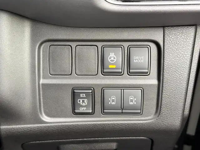日産 セレナ e－パワー ハイウェイスター V 宮城県 2020(令2)年 5.3万km ブリリアントホワイトパール セーフティパックB/・プロパイロット/・SRSエアバッグ（サイド/カーテン）/・インテリジェントアラウンドビューモニター/・インテリジェントパーキングアシスト/・ふらつき警報/・電動パーキングブレーキ/・オートブレーキホールド/寒冷地仕様/・ヒーター付ドアミラー/・ステアリングヒーター/・3列目ヒーターダクト/・リアオートエアコン/・シートヒーター（運転席/助手席）/＝＝＝/インテリジェントエマージェンシーブレーキ/車線逸脱警報/車線逸脱防止支援システム/踏み間違い衝突防止アシスト/後側方衝突防止支援システム/後側方車両検知警報/後退時車両検知警報/純正10インチナビ/・CD/DVD/・Blu-ray/・Bluetooth/・フルセグTV/ビルトインETC/ドライブレコーダー/両側パワースライドドア/ハンズフリーオートスライドドア/電動パーキングブレーキ/ブレーキホールド/LEDヘッドライト/スマートキー×2/エンジンスターター/純正15インチアルミホイール/純正フロアマット