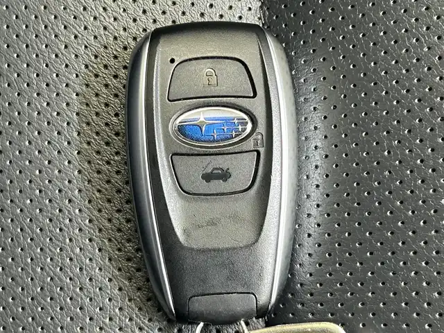 スバル レガシィ Ｂ４ リミテッド 岩手県 2016(平28)年 8.2万km アイスシルバーメタリック エンジンスターター/バックカメラ/横滑り防止装置/レーンキープアシスト/オートライト/衝突軽減システム/スペアキー/シートヒーター/純正フロアマット/社外冬タイヤ積載/ドアバイザー/4WD/クルーズコントロール追従有