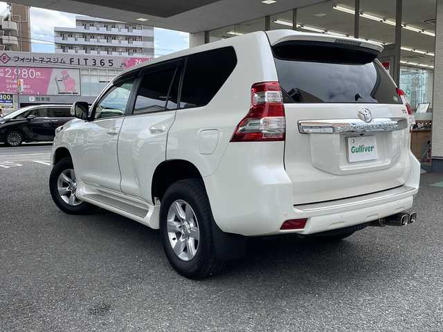 トヨタ ランドクルーザー プラド TX Lパッケージ 大阪府 2015(平27)年 8.2万km ホワイトパールクリスタルシャイン フロントモデリスタエアロ/社外マフラー/サンルーフ/純正ナビTV/バックカメラ/フロント、サイドカメラ/ベージュ革シート/前席シートヒーター/前席パワーシート/純正１７インチAW/LEDヘッドライト/クリアランスソナー/ダウンヒルアシスト/センターデフロック/クルーズコントロール/ドライブレコーダー/ビルトインETC/プッシュスタート/スマートキー/スペアキー/保証書付整備手帳/取扱説明書