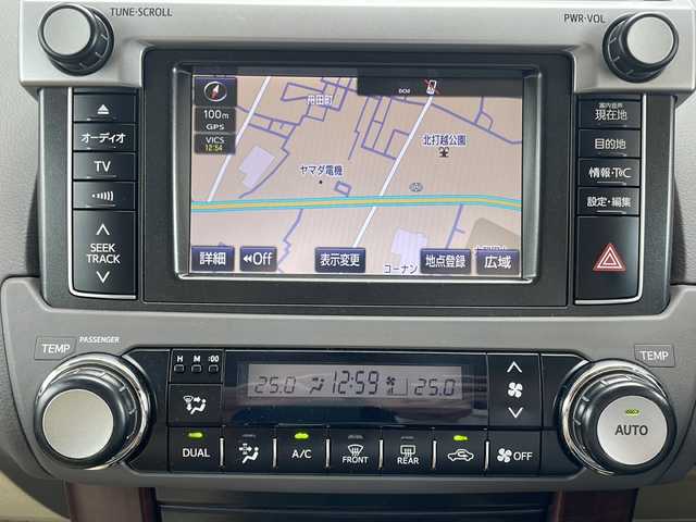 トヨタ ランドクルーザー プラド TX Lパッケージ 大阪府 2015(平27)年 8.2万km ホワイトパールクリスタルシャイン フロントモデリスタエアロ/社外マフラー/サンルーフ/純正ナビTV/バックカメラ/フロント、サイドカメラ/ベージュ革シート/前席シートヒーター/前席パワーシート/純正１７インチAW/LEDヘッドライト/クリアランスソナー/ダウンヒルアシスト/センターデフロック/クルーズコントロール/ドライブレコーダー/ビルトインETC/プッシュスタート/スマートキー/スペアキー/保証書付整備手帳/取扱説明書