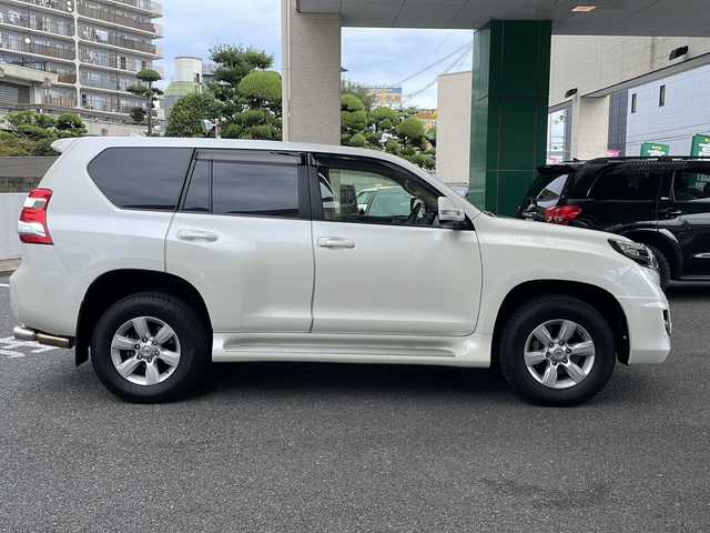 トヨタ ランドクルーザー プラド TX Lパッケージ 大阪府 2015(平27)年 8.2万km ホワイトパールクリスタルシャイン フロントモデリスタエアロ/社外マフラー/サンルーフ/純正ナビTV/バックカメラ/フロント、サイドカメラ/ベージュ革シート/前席シートヒーター/前席パワーシート/純正１７インチAW/LEDヘッドライト/クリアランスソナー/ダウンヒルアシスト/センターデフロック/クルーズコントロール/ドライブレコーダー/ビルトインETC/プッシュスタート/スマートキー/スペアキー/保証書付整備手帳/取扱説明書