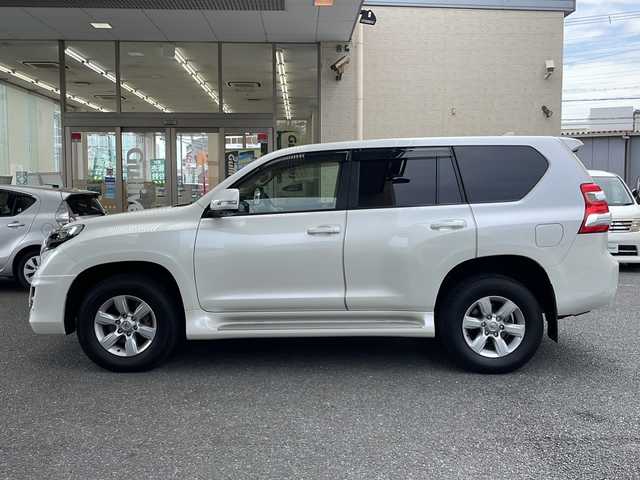 トヨタ ランドクルーザー プラド TX Lパッケージ 大阪府 2015(平27)年 8.2万km ホワイトパールクリスタルシャイン フロントモデリスタエアロ/社外マフラー/サンルーフ/純正ナビTV/バックカメラ/フロント、サイドカメラ/ベージュ革シート/前席シートヒーター/前席パワーシート/純正１７インチAW/LEDヘッドライト/クリアランスソナー/ダウンヒルアシスト/センターデフロック/クルーズコントロール/ドライブレコーダー/ビルトインETC/プッシュスタート/スマートキー/スペアキー/保証書付整備手帳/取扱説明書