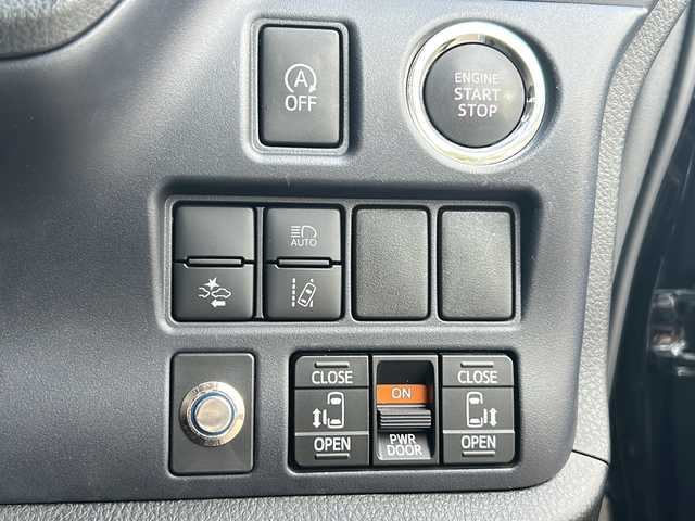 トヨタ ヴォクシー V 福島県 2016(平28)年 7.5万km ブラック 4WD 純正ナビ フルセグTV　Bluetooth　両側パワースライドドア　クルーズコントロール　プリクラッシュセーフティー　レーンキープ　ミラー型ドラレコ　ETC オートハイビーム　フォグランプ　スマートキー