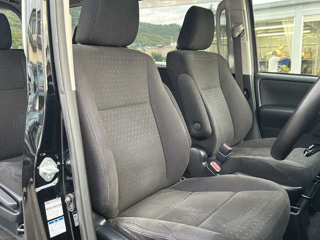 トヨタ ヴォクシー V 福島県 2016(平28)年 7.5万km ブラック 4WD 純正ナビ フルセグTV　Bluetooth　両側パワースライドドア　クルーズコントロール　プリクラッシュセーフティー　レーンキープ　ミラー型ドラレコ　ETC オートハイビーム　フォグランプ　スマートキー