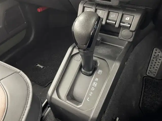 スズキ ジムニー XG 群馬県 2018(平30)年 5.5万km ジャングルグリーン strada7インチナビ/フルセグTV/CD/USB/－－－－－－－－－/ナビ　フルセグＴＶ　ＲＡＹＳ／ＤＡＩＴＯＮＡ１６インチアルミホイール　ＴＨＵＬＥルーフキャリア　ＩＮＮＯロッドホルダー　サイクルキャリア　デュアルセンサーブレーキサポート　キーレス　ＥＴＣ　４ＷＤ