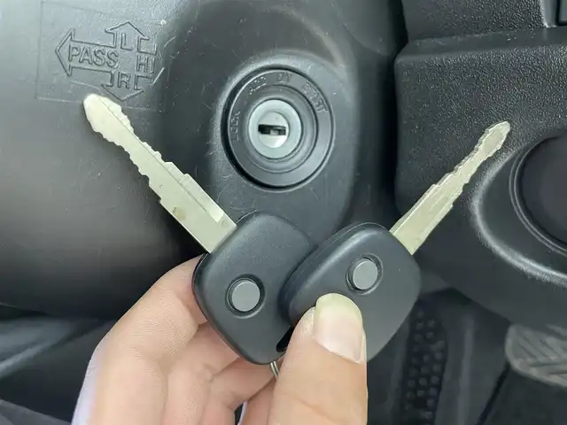 スズキ ジムニー XG 群馬県 2018(平30)年 5.5万km ジャングルグリーン strada7インチナビ/フルセグTV/CD/USB/－－－－－－－－－/ナビ　フルセグＴＶ　ＲＡＹＳ／ＤＡＩＴＯＮＡ１６インチアルミホイール　ＴＨＵＬＥルーフキャリア　ＩＮＮＯロッドホルダー　サイクルキャリア　デュアルセンサーブレーキサポート　キーレス　ＥＴＣ　４ＷＤ