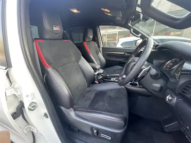 トヨタ ハイラックス Z GRスポーツ 福岡県 2022(令4)年 2万km スーパーホワイトⅡ 純正8型ナビ/（BT/CarPlay/Miracast/AM/FM)/全方位モニター/トヨタセーフ/コーナーセンサー/レーダークルコン/パドルシフト/ETC/ドラレコ前後/純正GRフロアマット/ダウンヒルアシスト/アイドリングストップ/ビルシュタインB8リフトアップショックKIT/MINIZリフトアップKIT(5inch)/ソリッドレーシングタービンZ1　17inchAW/NITTO TRAIL GRAPPLER M/T/EGR製バグガード/天張りブラックEDの物に換装済/トランクゲートダンパー/ウィンカーポジション/スチールサイドステップ/オーバーフェンダー
