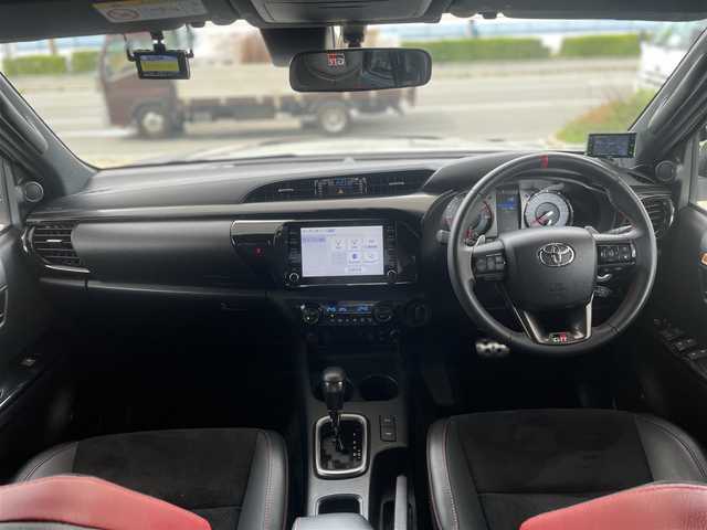 トヨタ ハイラックス Z GRスポーツ 兵庫県 2022(令4)年 2.1万km スーパーホワイトⅡ ・ビルシュタイン B8リフトアップショックKIT/・MINIZリフトアップKIT(2inch UP)/・ソリッドレーシングタービンZ1　17inch/・NITTO TRAIL GRAPPLER M/T/（外径36インチ）/・EGR製バグガード/・純正ディスプレイオーディオ/・ナビキット/・BT/Apple Car　Play/Miracast/AM/FM)/・パノラミックビューモニター/・クリアランスソナー/・プリクラッシュセーフティ/・レーダークルーズコントロール/・レーンディパーチャーアラート/・ロードサインアシスト/・先行車発進お知らせ/・パドルシフト/・ETC/・ドライブレコーダー前後/・純正GRフロアマット/・ダウンヒルアシスト/・アイドリングストップ/・トランクラゲッジカバー/ウィンカーポジション/スチールサイドステップ/オーバーフェンダー