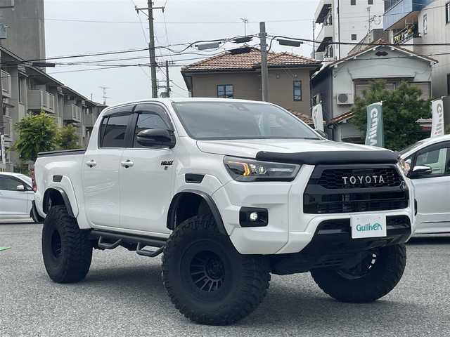 トヨタ ハイラックス Z GRスポーツ 兵庫県 2022(令4)年 2.1万km スーパーホワイトⅡ ・ビルシュタイン B8リフトアップショックKIT/・MINIZリフトアップKIT(2inch UP)/・ソリッドレーシングタービンZ1　17inch/・NITTO TRAIL GRAPPLER M/T/（外径36インチ）/・EGR製バグガード/・純正ディスプレイオーディオ/・ナビキット/・BT/Apple Car　Play/Miracast/AM/FM)/・パノラミックビューモニター/・クリアランスソナー/・プリクラッシュセーフティ/・レーダークルーズコントロール/・レーンディパーチャーアラート/・ロードサインアシスト/・先行車発進お知らせ/・パドルシフト/・ETC/・ドライブレコーダー前後/・純正GRフロアマット/・ダウンヒルアシスト/・アイドリングストップ/・トランクラゲッジカバー/ウィンカーポジション/スチールサイドステップ/オーバーフェンダー