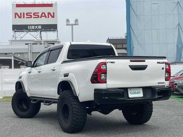 トヨタ ハイラックス Z GRスポーツ 兵庫県 2022(令4)年 2.1万km スーパーホワイトⅡ ・ビルシュタイン B8リフトアップショックKIT/・MINIZリフトアップKIT(2inch UP)/・ソリッドレーシングタービンZ1　17inch/・NITTO TRAIL GRAPPLER M/T/（外径36インチ）/・EGR製バグガード/・純正ディスプレイオーディオ/・ナビキット/・BT/Apple Car　Play/Miracast/AM/FM)/・パノラミックビューモニター/・クリアランスソナー/・プリクラッシュセーフティ/・レーダークルーズコントロール/・レーンディパーチャーアラート/・ロードサインアシスト/・先行車発進お知らせ/・パドルシフト/・ETC/・ドライブレコーダー前後/・純正GRフロアマット/・ダウンヒルアシスト/・アイドリングストップ/・トランクラゲッジカバー/ウィンカーポジション/スチールサイドステップ/オーバーフェンダー