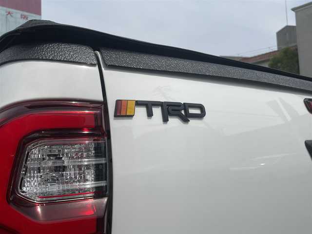 トヨタ ハイラックス Z GRスポーツ 兵庫県 2022(令4)年 2.1万km スーパーホワイトⅡ ・ビルシュタイン B8リフトアップショックKIT/・MINIZリフトアップKIT(2inch UP)/・ソリッドレーシングタービンZ1　17inch/・NITTO TRAIL GRAPPLER M/T/（外径36インチ）/・EGR製バグガード/・純正ディスプレイオーディオ/・ナビキット/・BT/Apple Car　Play/Miracast/AM/FM)/・パノラミックビューモニター/・クリアランスソナー/・プリクラッシュセーフティ/・レーダークルーズコントロール/・レーンディパーチャーアラート/・ロードサインアシスト/・先行車発進お知らせ/・パドルシフト/・ETC/・ドライブレコーダー前後/・純正GRフロアマット/・ダウンヒルアシスト/・アイドリングストップ/・トランクラゲッジカバー/ウィンカーポジション/スチールサイドステップ/オーバーフェンダー