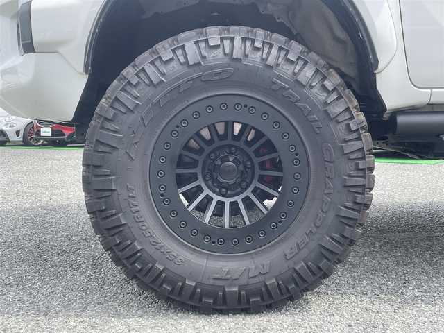 トヨタ ハイラックス Z GRスポーツ 兵庫県 2022(令4)年 2.1万km スーパーホワイトⅡ ・ビルシュタイン B8リフトアップショックKIT/・MINIZリフトアップKIT(2inch UP)/・ソリッドレーシングタービンZ1　17inch/・NITTO TRAIL GRAPPLER M/T/（外径36インチ）/・EGR製バグガード/・純正ディスプレイオーディオ/・ナビキット/・BT/Apple Car　Play/Miracast/AM/FM)/・パノラミックビューモニター/・クリアランスソナー/・プリクラッシュセーフティ/・レーダークルーズコントロール/・レーンディパーチャーアラート/・ロードサインアシスト/・先行車発進お知らせ/・パドルシフト/・ETC/・ドライブレコーダー前後/・純正GRフロアマット/・ダウンヒルアシスト/・アイドリングストップ/・トランクラゲッジカバー/ウィンカーポジション/スチールサイドステップ/オーバーフェンダー