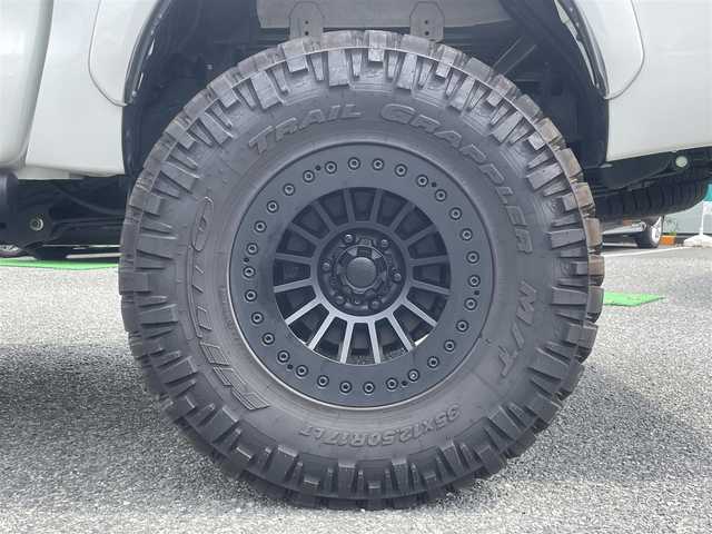 トヨタ ハイラックス Z GRスポーツ 兵庫県 2022(令4)年 2.1万km スーパーホワイトⅡ ・ビルシュタイン B8リフトアップショックKIT/・MINIZリフトアップKIT(2inch UP)/・ソリッドレーシングタービンZ1　17inch/・NITTO TRAIL GRAPPLER M/T/（外径36インチ）/・EGR製バグガード/・純正ディスプレイオーディオ/・ナビキット/・BT/Apple Car　Play/Miracast/AM/FM)/・パノラミックビューモニター/・クリアランスソナー/・プリクラッシュセーフティ/・レーダークルーズコントロール/・レーンディパーチャーアラート/・ロードサインアシスト/・先行車発進お知らせ/・パドルシフト/・ETC/・ドライブレコーダー前後/・純正GRフロアマット/・ダウンヒルアシスト/・アイドリングストップ/・トランクラゲッジカバー/ウィンカーポジション/スチールサイドステップ/オーバーフェンダー