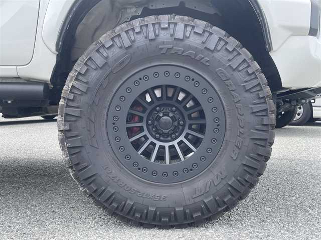 トヨタ ハイラックス Z GRスポーツ 兵庫県 2022(令4)年 2.1万km スーパーホワイトⅡ ・ビルシュタイン B8リフトアップショックKIT/・MINIZリフトアップKIT(2inch UP)/・ソリッドレーシングタービンZ1　17inch/・NITTO TRAIL GRAPPLER M/T/（外径36インチ）/・EGR製バグガード/・純正ディスプレイオーディオ/・ナビキット/・BT/Apple Car　Play/Miracast/AM/FM)/・パノラミックビューモニター/・クリアランスソナー/・プリクラッシュセーフティ/・レーダークルーズコントロール/・レーンディパーチャーアラート/・ロードサインアシスト/・先行車発進お知らせ/・パドルシフト/・ETC/・ドライブレコーダー前後/・純正GRフロアマット/・ダウンヒルアシスト/・アイドリングストップ/・トランクラゲッジカバー/ウィンカーポジション/スチールサイドステップ/オーバーフェンダー