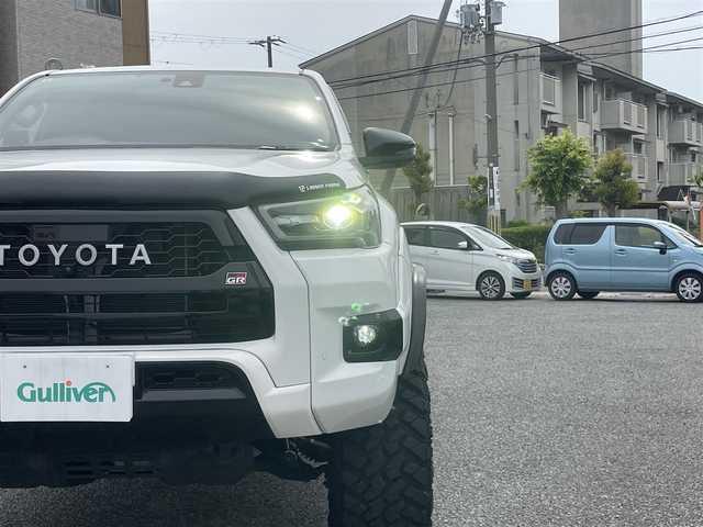 トヨタ ハイラックス Z GRスポーツ 兵庫県 2022(令4)年 2.1万km スーパーホワイトⅡ ・ビルシュタイン B8リフトアップショックKIT/・MINIZリフトアップKIT(2inch UP)/・ソリッドレーシングタービンZ1　17inch/・NITTO TRAIL GRAPPLER M/T/（外径36インチ）/・EGR製バグガード/・純正ディスプレイオーディオ/・ナビキット/・BT/Apple Car　Play/Miracast/AM/FM)/・パノラミックビューモニター/・クリアランスソナー/・プリクラッシュセーフティ/・レーダークルーズコントロール/・レーンディパーチャーアラート/・ロードサインアシスト/・先行車発進お知らせ/・パドルシフト/・ETC/・ドライブレコーダー前後/・純正GRフロアマット/・ダウンヒルアシスト/・アイドリングストップ/・トランクラゲッジカバー/ウィンカーポジション/スチールサイドステップ/オーバーフェンダー