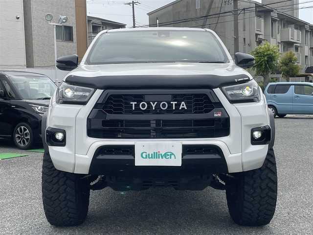 トヨタ ハイラックス Z GRスポーツ 兵庫県 2022(令4)年 2.1万km スーパーホワイトⅡ ・ビルシュタイン B8リフトアップショックKIT/・MINIZリフトアップKIT(2inch UP)/・ソリッドレーシングタービンZ1　17inch/・NITTO TRAIL GRAPPLER M/T/（外径36インチ）/・EGR製バグガード/・純正ディスプレイオーディオ/・ナビキット/・BT/Apple Car　Play/Miracast/AM/FM)/・パノラミックビューモニター/・クリアランスソナー/・プリクラッシュセーフティ/・レーダークルーズコントロール/・レーンディパーチャーアラート/・ロードサインアシスト/・先行車発進お知らせ/・パドルシフト/・ETC/・ドライブレコーダー前後/・純正GRフロアマット/・ダウンヒルアシスト/・アイドリングストップ/・トランクラゲッジカバー/ウィンカーポジション/スチールサイドステップ/オーバーフェンダー