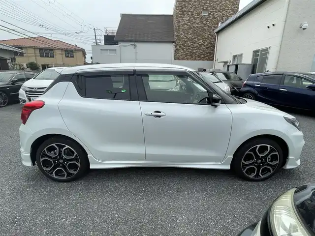 スズキ スイフト スポーツ 大阪府 2024(令6)年 0.2万km パール 社外ナビ/CD/DVD/Bluetooth/全方位モニター/ドライブレコーダー/ビルトインETC/LEDヘッドライト/フォグランプ/クルーズコントロール/ウインカーミラー/コーナーセンサー/ドアバイザー/フロアマット/保証書/取扱説明書/スペアキー１本