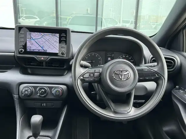 トヨタ ヤリス X 香川県 2022(令4)年 3.5万km スーパーホワイトⅡ 純正ディスプレイオーディオ/→AM/FM/Bluetooth/ドライブレコーダー/ETC/バックカメラ/衝突軽減ブレーキ/プッシュスタート/スマートキー/ステアリングスイッチ/オートハイビーム/純正フロアマット/電格ミラー
