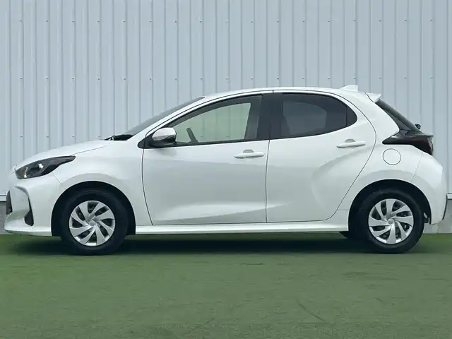 トヨタ ヤリス X 香川県 2022(令4)年 3.5万km スーパーホワイトⅡ 純正ディスプレイオーディオ/→AM/FM/Bluetooth/ドライブレコーダー/ETC/バックカメラ/衝突軽減ブレーキ/プッシュスタート/スマートキー/ステアリングスイッチ/オートハイビーム/純正フロアマット/電格ミラー