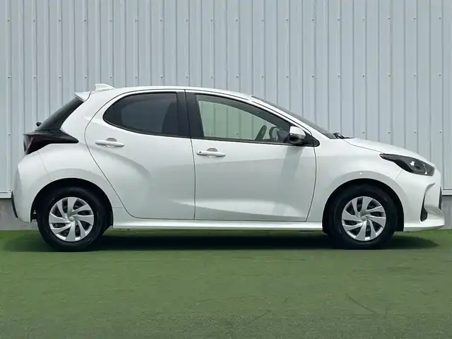 トヨタ ヤリス X 香川県 2022(令4)年 3.5万km スーパーホワイトⅡ 純正ディスプレイオーディオ/→AM/FM/Bluetooth/ドライブレコーダー/ETC/バックカメラ/衝突軽減ブレーキ/プッシュスタート/スマートキー/ステアリングスイッチ/オートハイビーム/純正フロアマット/電格ミラー