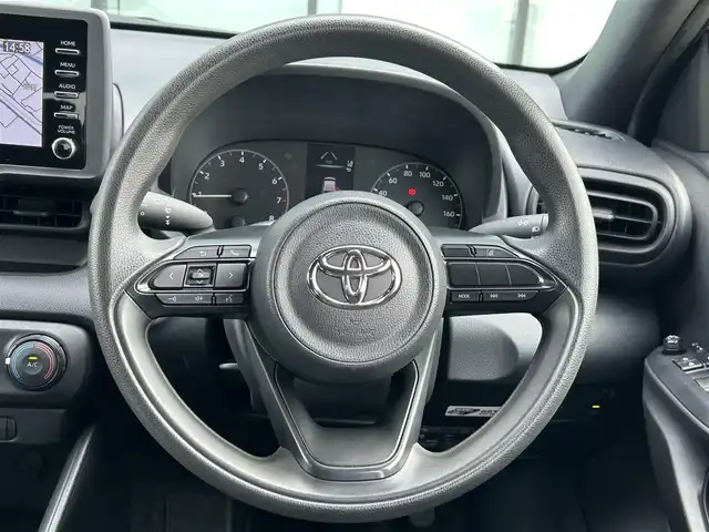 トヨタ ヤリス X 香川県 2022(令4)年 3.5万km スーパーホワイトⅡ 純正ディスプレイオーディオ/→AM/FM/Bluetooth/ドライブレコーダー/ETC/バックカメラ/衝突軽減ブレーキ/プッシュスタート/スマートキー/ステアリングスイッチ/オートハイビーム/純正フロアマット/電格ミラー