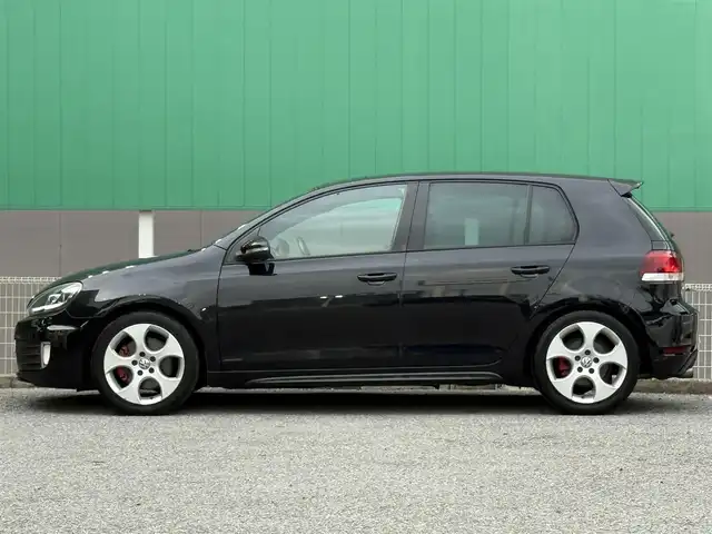 フォルクスワーゲン ゴルフ GTi 千葉県 2011(平23)年 8.3万km ディープブラックパールエフェクト 社外メモリナビ（AM/FM/CD/DVD/Bluetooth）/フルセグTV/クルーズコントロール/パドルシフト/デジタルインナーミラー/バックカメラ/ETC/純正アルミホイール/ブレーキキャリパー/純正フロアマット/フォグランプ/バックフォグランプ/HIDヘッドライト/オートライト/オートエアコン/取扱説明書/保証書