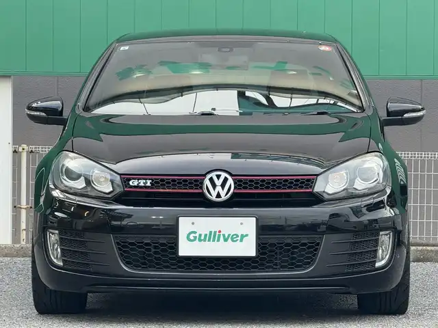フォルクスワーゲン ゴルフ GTi 千葉県 2011(平23)年 8.3万km ディープブラックパールエフェクト 社外メモリナビ（AM/FM/CD/DVD/Bluetooth）/フルセグTV/クルーズコントロール/パドルシフト/デジタルインナーミラー/バックカメラ/ETC/純正アルミホイール/ブレーキキャリパー/純正フロアマット/フォグランプ/バックフォグランプ/HIDヘッドライト/オートライト/オートエアコン/取扱説明書/保証書