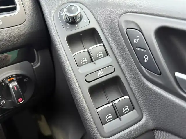 フォルクスワーゲン ゴルフ GTi 千葉県 2011(平23)年 8.3万km ディープブラックパールエフェクト 社外メモリナビ（AM/FM/CD/DVD/Bluetooth）/フルセグTV/クルーズコントロール/パドルシフト/デジタルインナーミラー/バックカメラ/ETC/純正アルミホイール/ブレーキキャリパー/純正フロアマット/フォグランプ/バックフォグランプ/HIDヘッドライト/オートライト/オートエアコン/取扱説明書/保証書