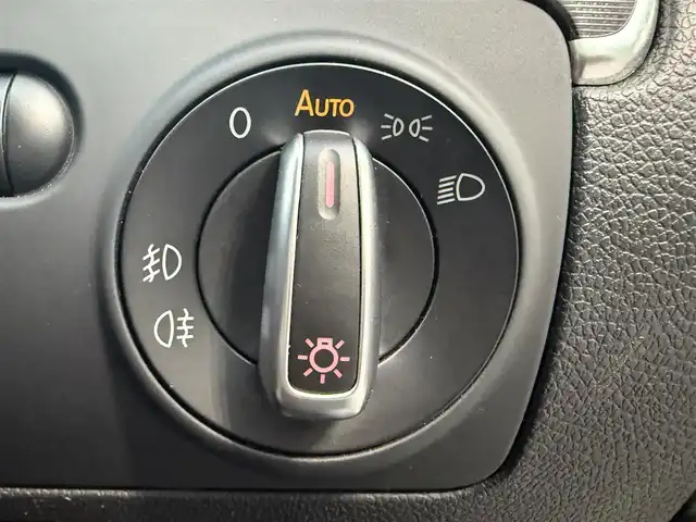 フォルクスワーゲン ゴルフ GTi 千葉県 2011(平23)年 8.3万km ディープブラックパールエフェクト 社外メモリナビ（AM/FM/CD/DVD/Bluetooth）/フルセグTV/クルーズコントロール/パドルシフト/デジタルインナーミラー/バックカメラ/ETC/純正アルミホイール/ブレーキキャリパー/純正フロアマット/フォグランプ/バックフォグランプ/HIDヘッドライト/オートライト/オートエアコン/取扱説明書/保証書
