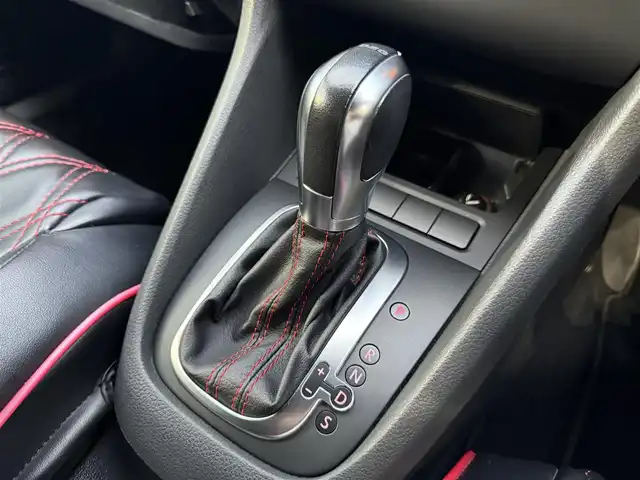 フォルクスワーゲン ゴルフ GTi 千葉県 2011(平23)年 8.3万km ディープブラックパールエフェクト 社外メモリナビ（AM/FM/CD/DVD/Bluetooth）/フルセグTV/クルーズコントロール/パドルシフト/デジタルインナーミラー/バックカメラ/ETC/純正アルミホイール/ブレーキキャリパー/純正フロアマット/フォグランプ/バックフォグランプ/HIDヘッドライト/オートライト/オートエアコン/取扱説明書/保証書