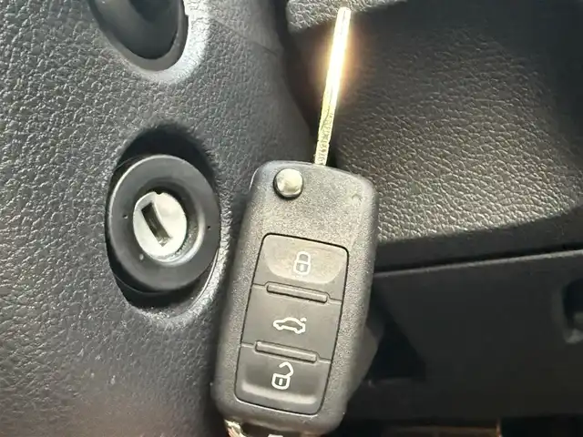 フォルクスワーゲン ゴルフ GTi 千葉県 2011(平23)年 8.3万km ディープブラックパールエフェクト 社外メモリナビ（AM/FM/CD/DVD/Bluetooth）/フルセグTV/クルーズコントロール/パドルシフト/デジタルインナーミラー/バックカメラ/ETC/純正アルミホイール/ブレーキキャリパー/純正フロアマット/フォグランプ/バックフォグランプ/HIDヘッドライト/オートライト/オートエアコン/取扱説明書/保証書