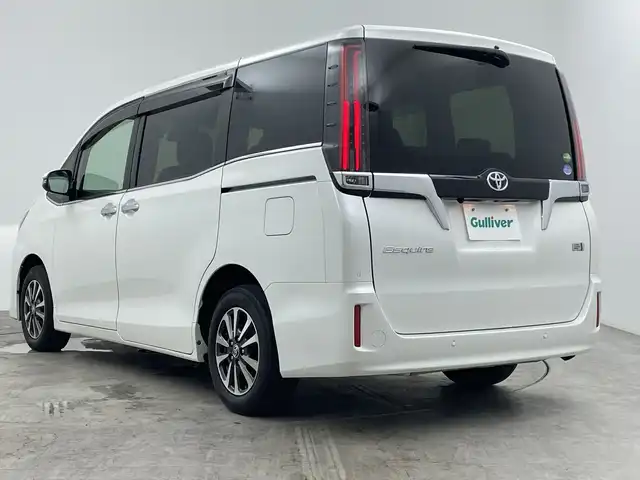 トヨタ エスクァイア ハイブリッド Gi 三重県 2020(令2)年 5.4万km ホワイトパールクリスタルシャイン 純正ナビ/・フルセグ/AM/FM/CD/DVD/HDMI/Bluetooth/前席シートヒーター/レーダークルーズコントロール/両側パワースライドドア/バックモニター/純正フリップダウンモニター/前後ドライブレコーダー/トヨタセーフティセンス/オートライト/オートハイビーム/ビルトインETC/サンシェード/LEDヘッドライト/エンジンスターター/純正16インチAW
