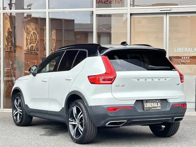 ボルボ ＸＣ４０ T4 AWD Rデザイン 福岡県 2018(平30)年 3.9万km パール ＡＣＣ　/ＢＳＭ　/レーンキープ　/ハーフレザー　/シートヒーター　/パワーシート　/ナビ　/３６０°カメラ　/フルセグ　/パワーバックドア　/スマートキー　/前後ソナー　/パドルシフト　/ＬＥＤライト　/純正１８インチＡＷ