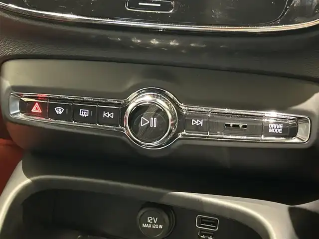 ボルボ ＸＣ４０ T4 AWD Rデザイン 福岡県 2018(平30)年 3.9万km パール ＡＣＣ　/ＢＳＭ　/レーンキープ　/ハーフレザー　/シートヒーター　/パワーシート　/ナビ　/３６０°カメラ　/フルセグ　/パワーバックドア　/スマートキー　/前後ソナー　/パドルシフト　/ＬＥＤライト　/純正１８インチＡＷ
