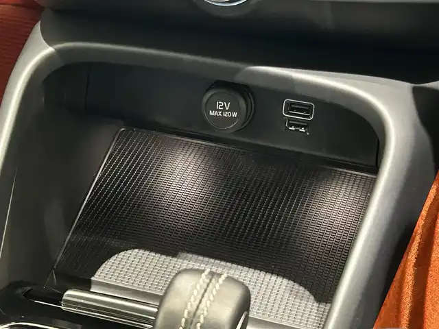 ボルボ ＸＣ４０ T4 AWD Rデザイン 福岡県 2018(平30)年 3.9万km パール ＡＣＣ　/ＢＳＭ　/レーンキープ　/ハーフレザー　/シートヒーター　/パワーシート　/ナビ　/３６０°カメラ　/フルセグ　/パワーバックドア　/スマートキー　/前後ソナー　/パドルシフト　/ＬＥＤライト　/純正１８インチＡＷ