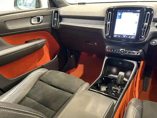 ボルボ ＸＣ４０ T4 AWD Rデザイン 福岡県 2018(平30)年 3.9万km パール ＡＣＣ　/ＢＳＭ　/レーンキープ　/ハーフレザー　/シートヒーター　/パワーシート　/ナビ　/３６０°カメラ　/フルセグ　/パワーバックドア　/スマートキー　/前後ソナー　/パドルシフト　/ＬＥＤライト　/純正１８インチＡＷ