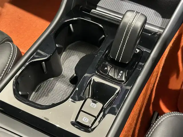 ボルボ ＸＣ４０ T4 AWD Rデザイン 福岡県 2018(平30)年 3.9万km パール ＡＣＣ　/ＢＳＭ　/レーンキープ　/ハーフレザー　/シートヒーター　/パワーシート　/ナビ　/３６０°カメラ　/フルセグ　/パワーバックドア　/スマートキー　/前後ソナー　/パドルシフト　/ＬＥＤライト　/純正１８インチＡＷ