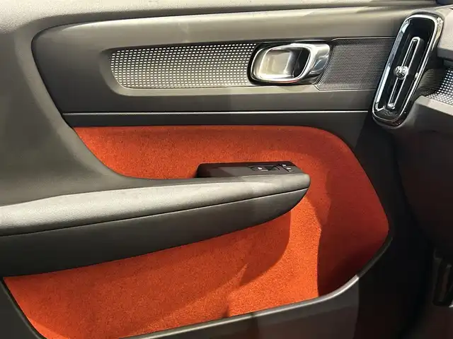 ボルボ ＸＣ４０ T4 AWD Rデザイン 福岡県 2018(平30)年 3.9万km パール ＡＣＣ　/ＢＳＭ　/レーンキープ　/ハーフレザー　/シートヒーター　/パワーシート　/ナビ　/３６０°カメラ　/フルセグ　/パワーバックドア　/スマートキー　/前後ソナー　/パドルシフト　/ＬＥＤライト　/純正１８インチＡＷ